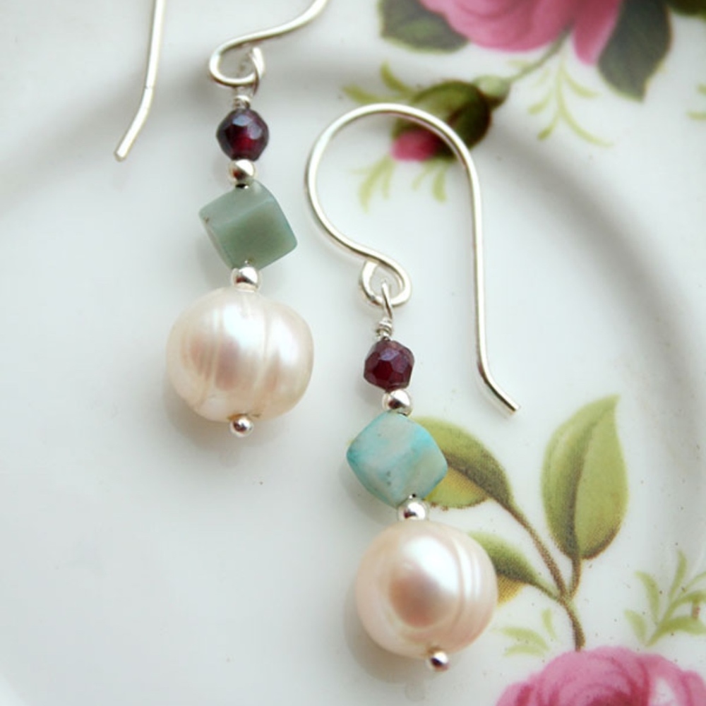 Handmade earrings freshwater pearl and garnet‎